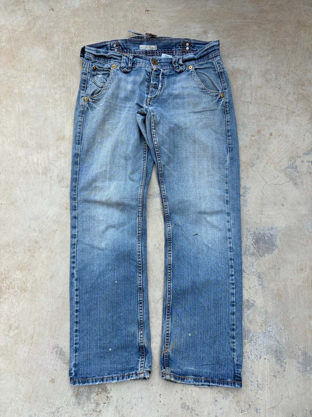 Vintage Levi’s 513 Low-Rise Buckle Back Jeans 32
