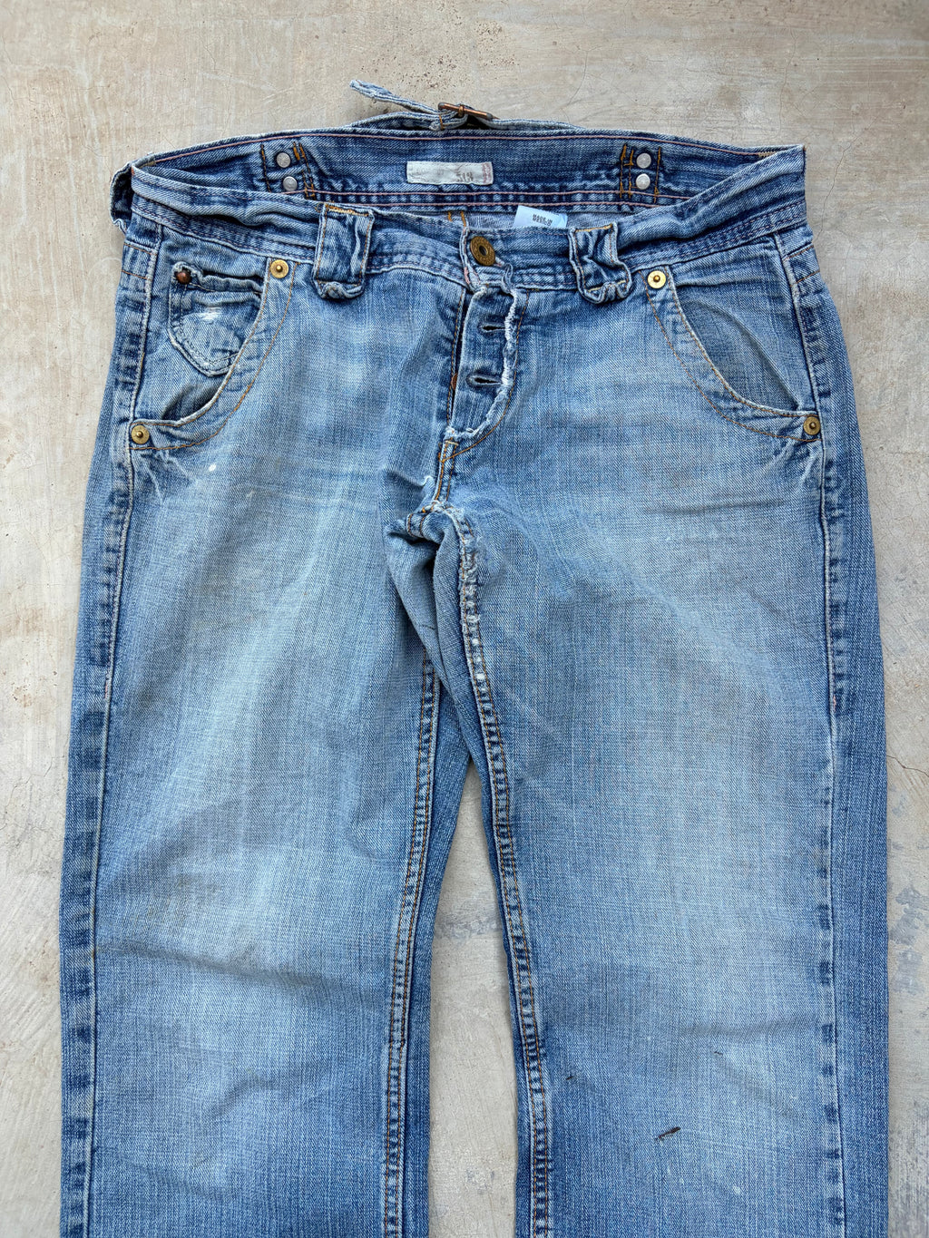 Vintage Levi’s 513 Low-Rise Buckle Back Jeans 32