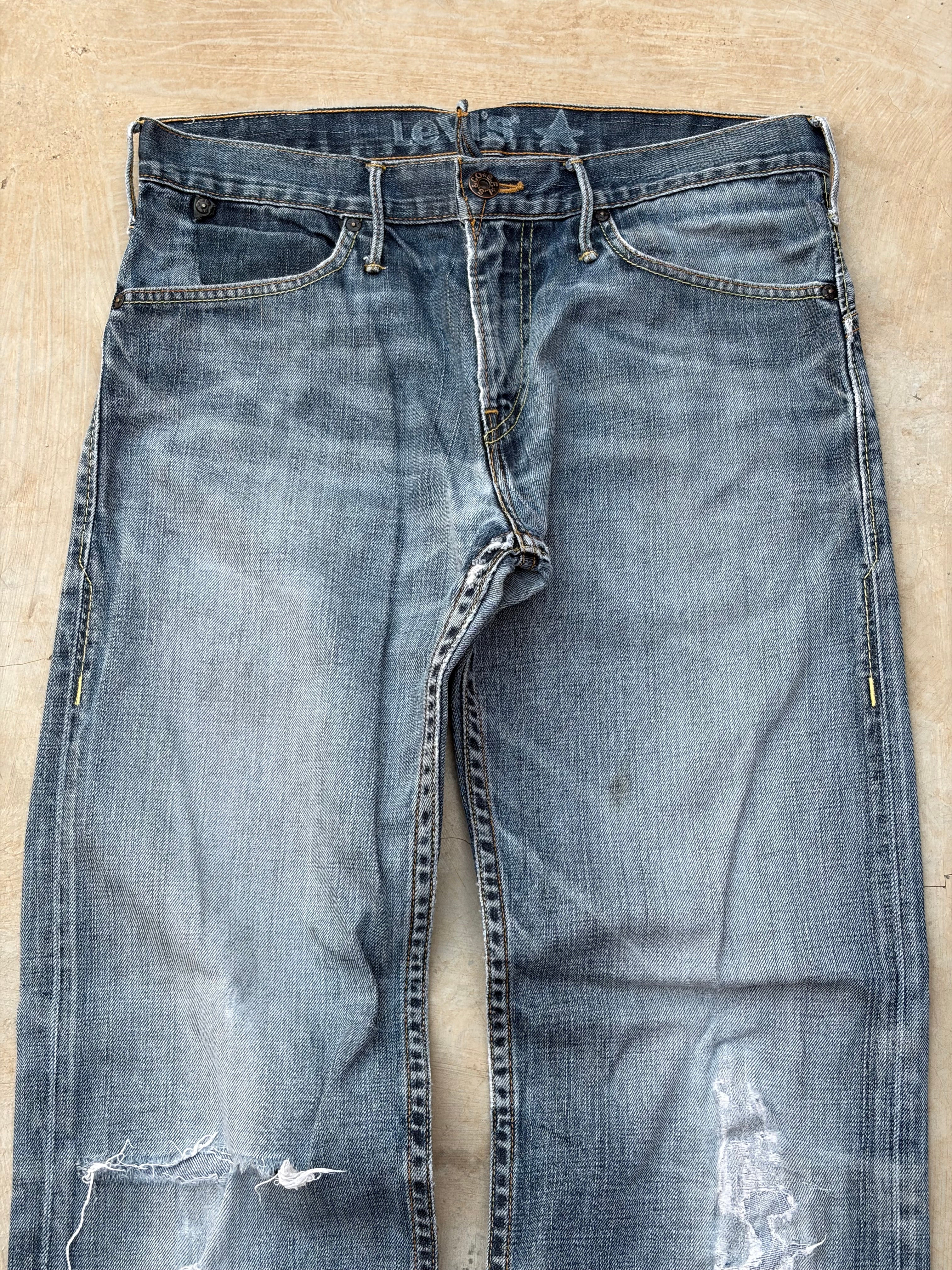 Vintage 2000s Levi’s Star Patch Buckle Back Jeans Distressed Fade 34