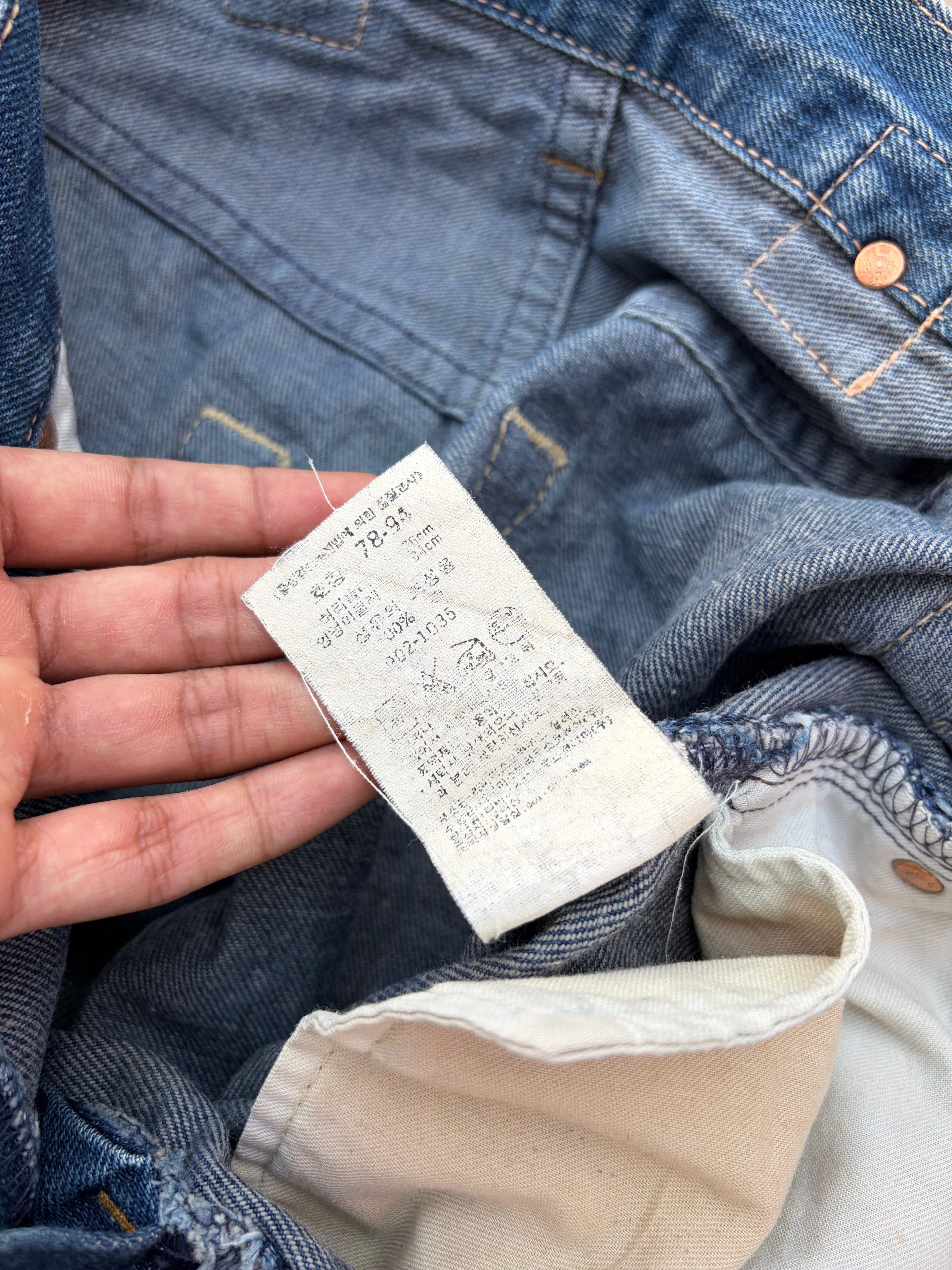 Vintage 2000s Levi’s 902 Buckle Belt Denim Jeans 32