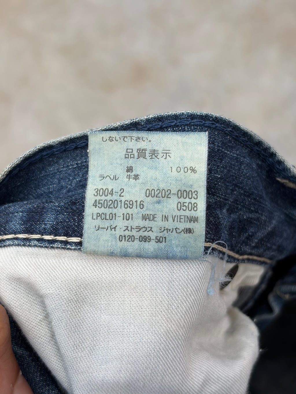 Vintage 2000s Levi’s 202 Cargo Denim Jeans Buckle Back 28