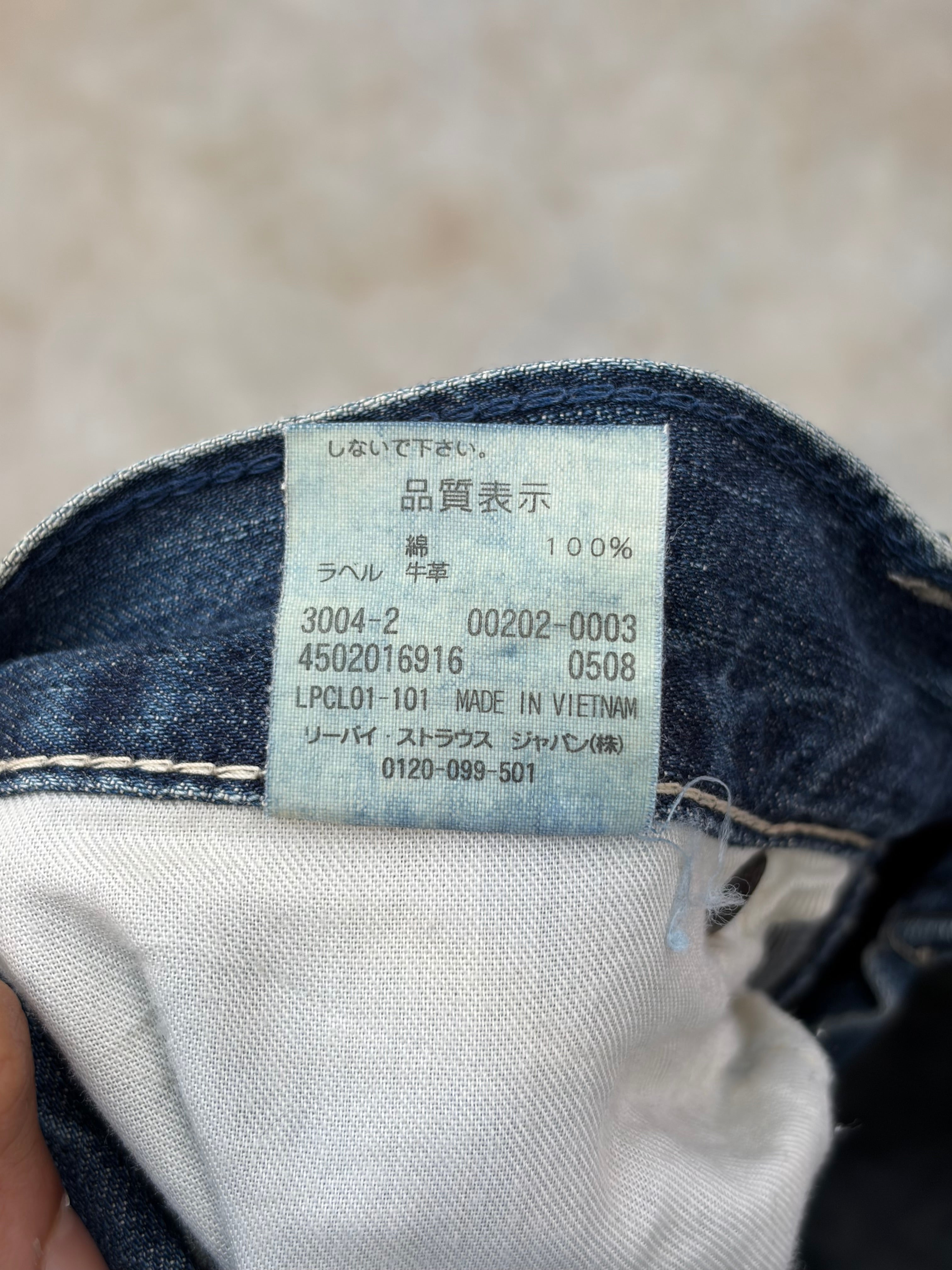 Vintage 2000s Levi’s 202 Cargo Denim Jeans Buckle Back 28