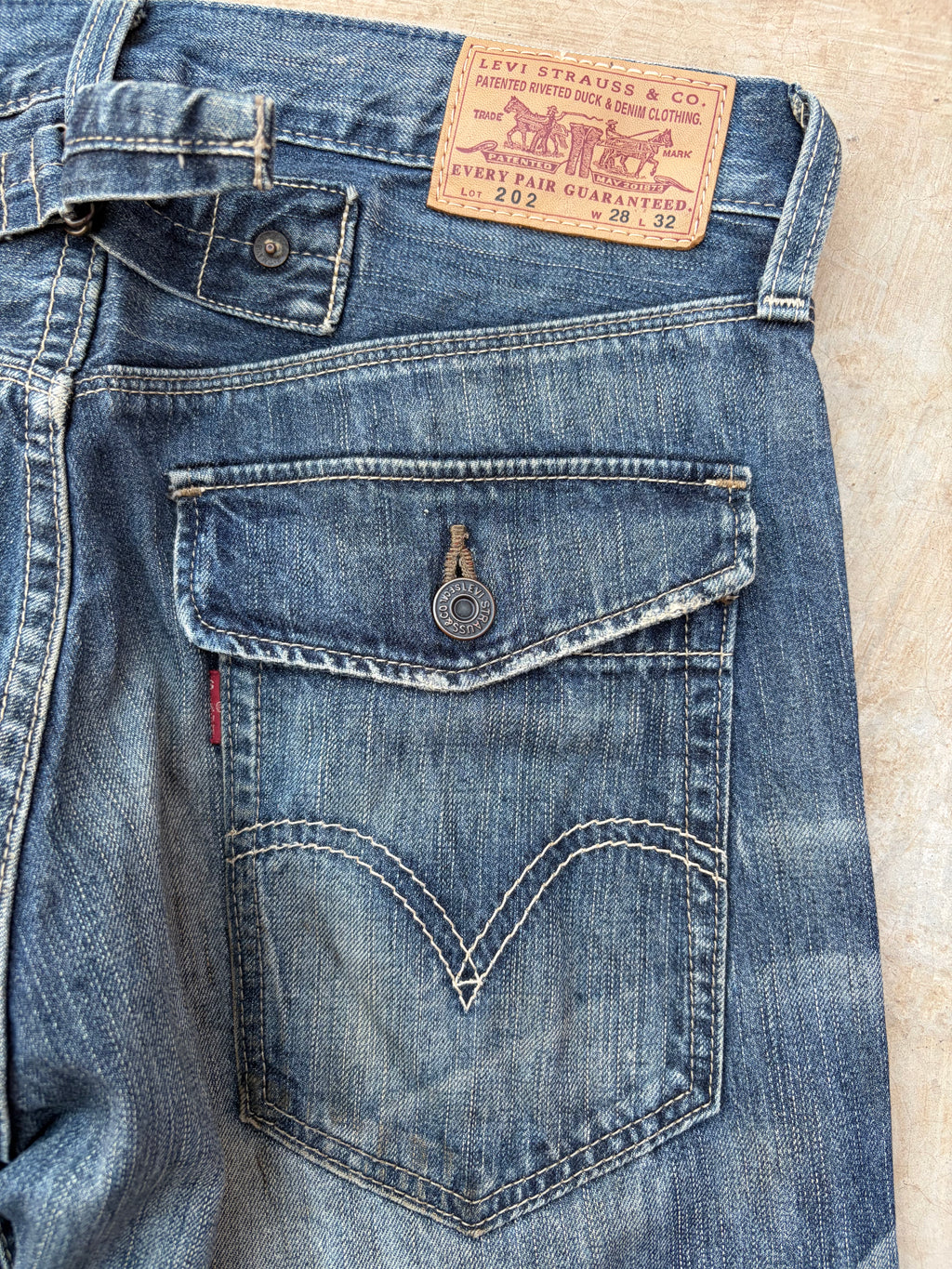 Vintage 2000s Levi’s 202 Cargo Denim Jeans Buckle Back 28