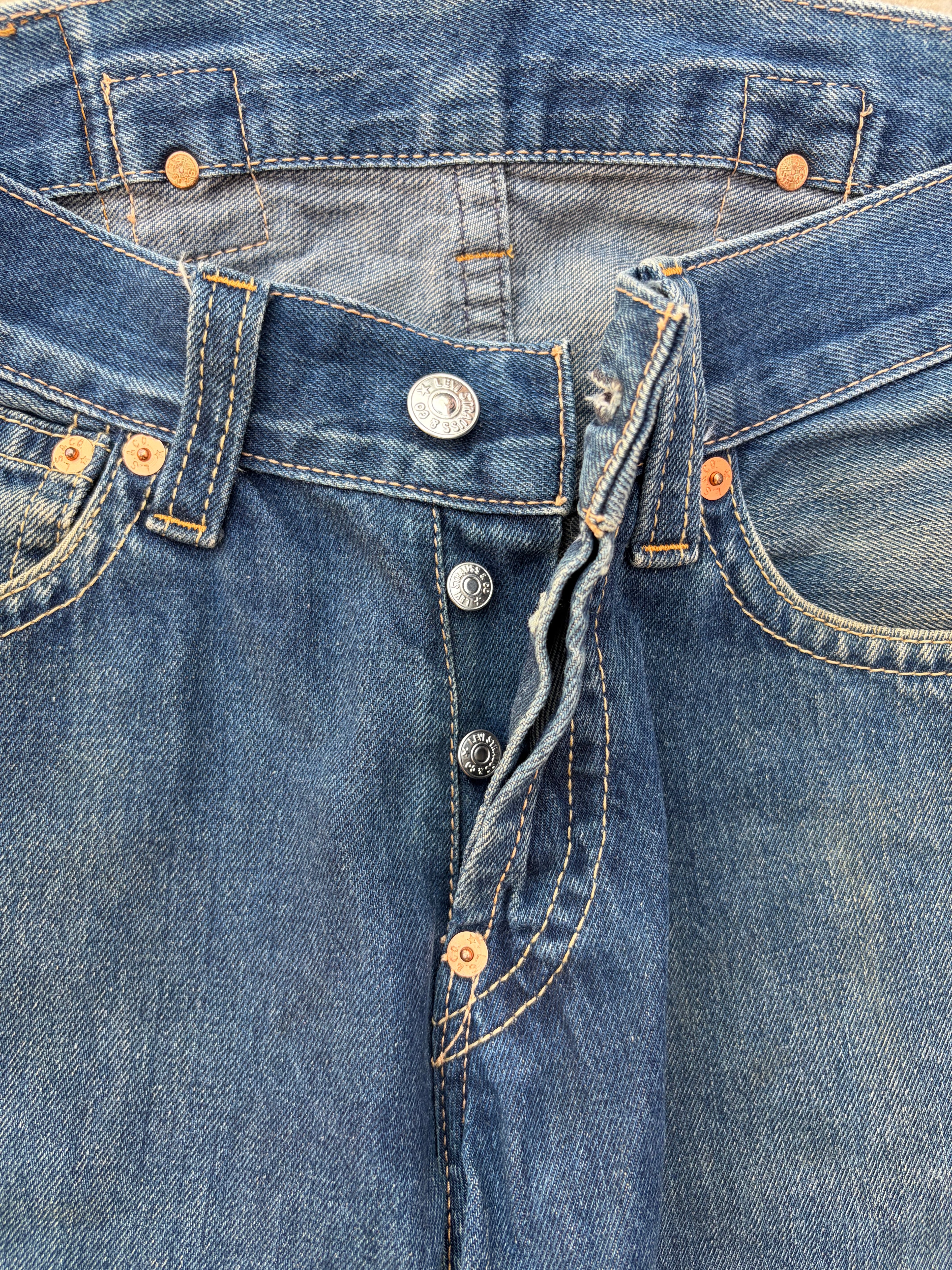 Vintage 2000s Levi’s 902 Buckle Belt Denim Jeans 32